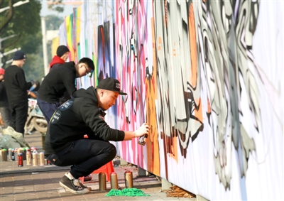 江南城區(qū)臨沅路上，涂鴉愛好者正在進(jìn)行街頭涂鴉藝術(shù)創(chuàng)作